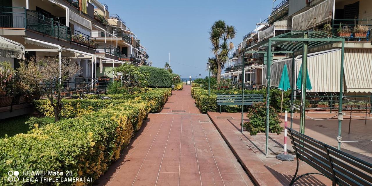Sea Garden, Fronte Mare Con Piscina Apartman Mascali Kültér fotó